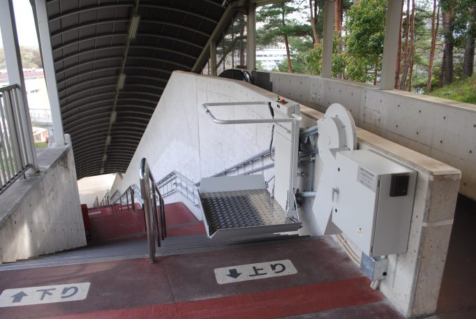 東京都M大学様　車いすタイプ階段昇降機